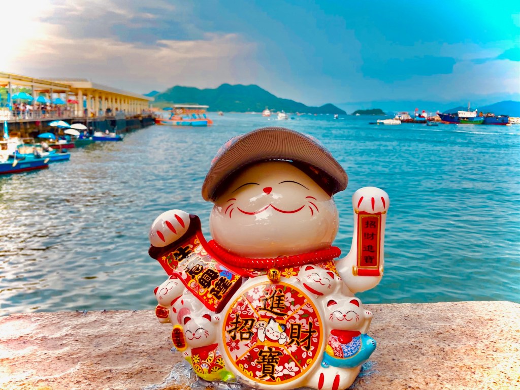 maneki neko waving cat 